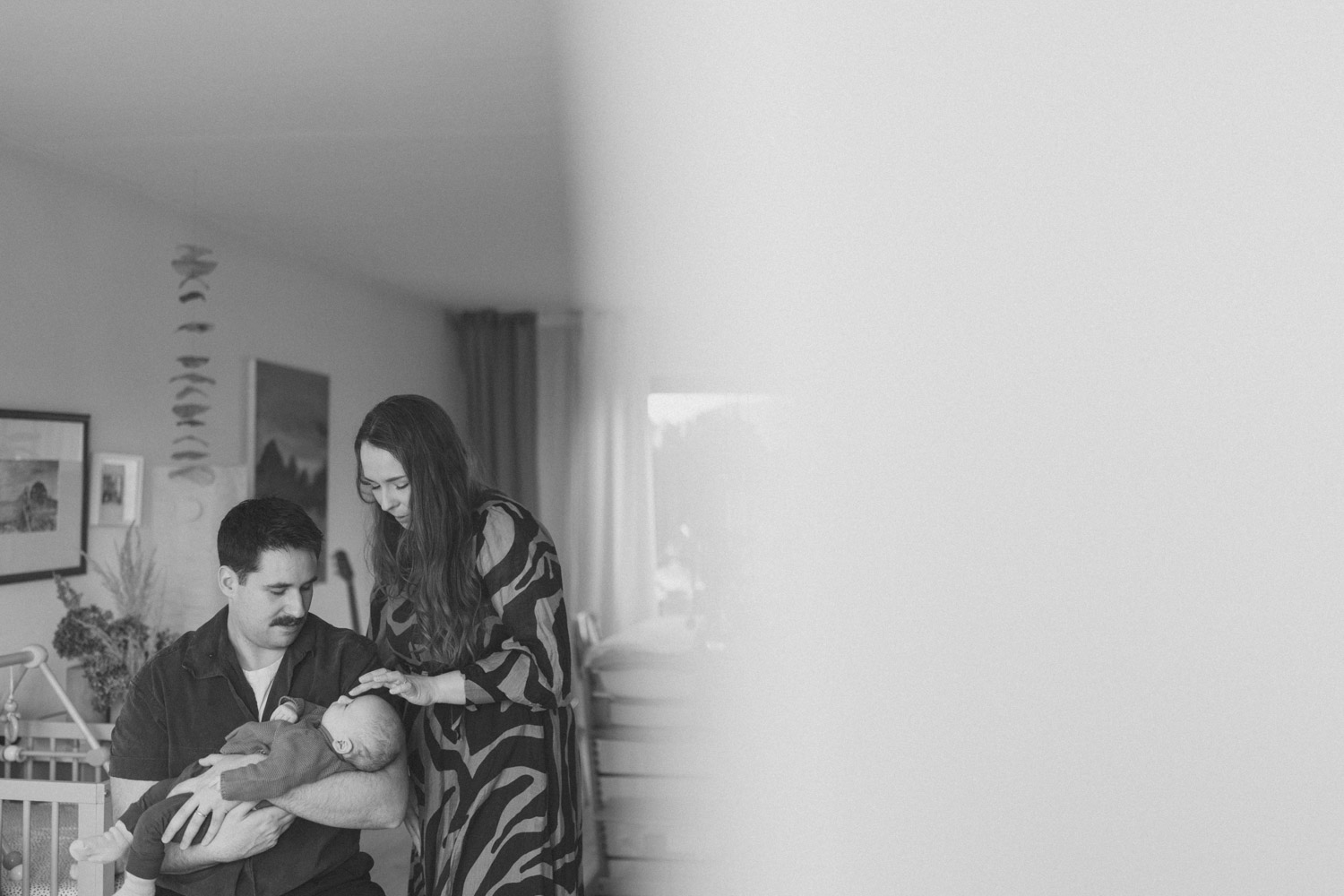Newborn Fotos zuhause – natürliche Homestory mit Baby in Köln